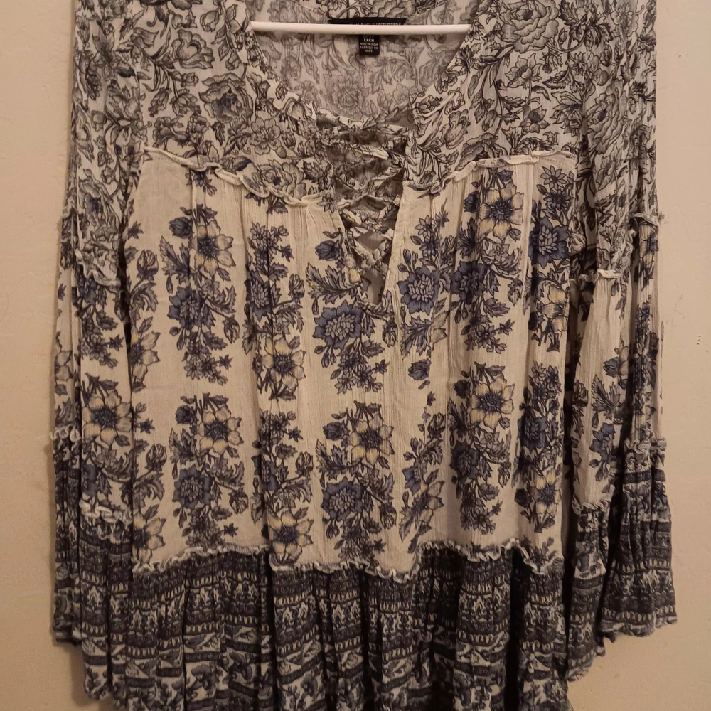 American Eagle Blouse Women's sz XS blue White floral Flowy Ruffle Boho Bell Slv